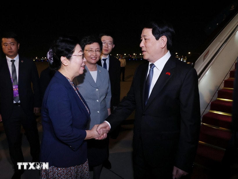 Ủy viên Ủy ban Thường vụ Nhân đại toàn quốc Trung Quốc khóa 14 Diêm Ngạo Sương đón Chủ tịch nước Lương Cường tại sân bay Bắc Kinh. (Ảnh: Lâm Khánh/TTXVN)