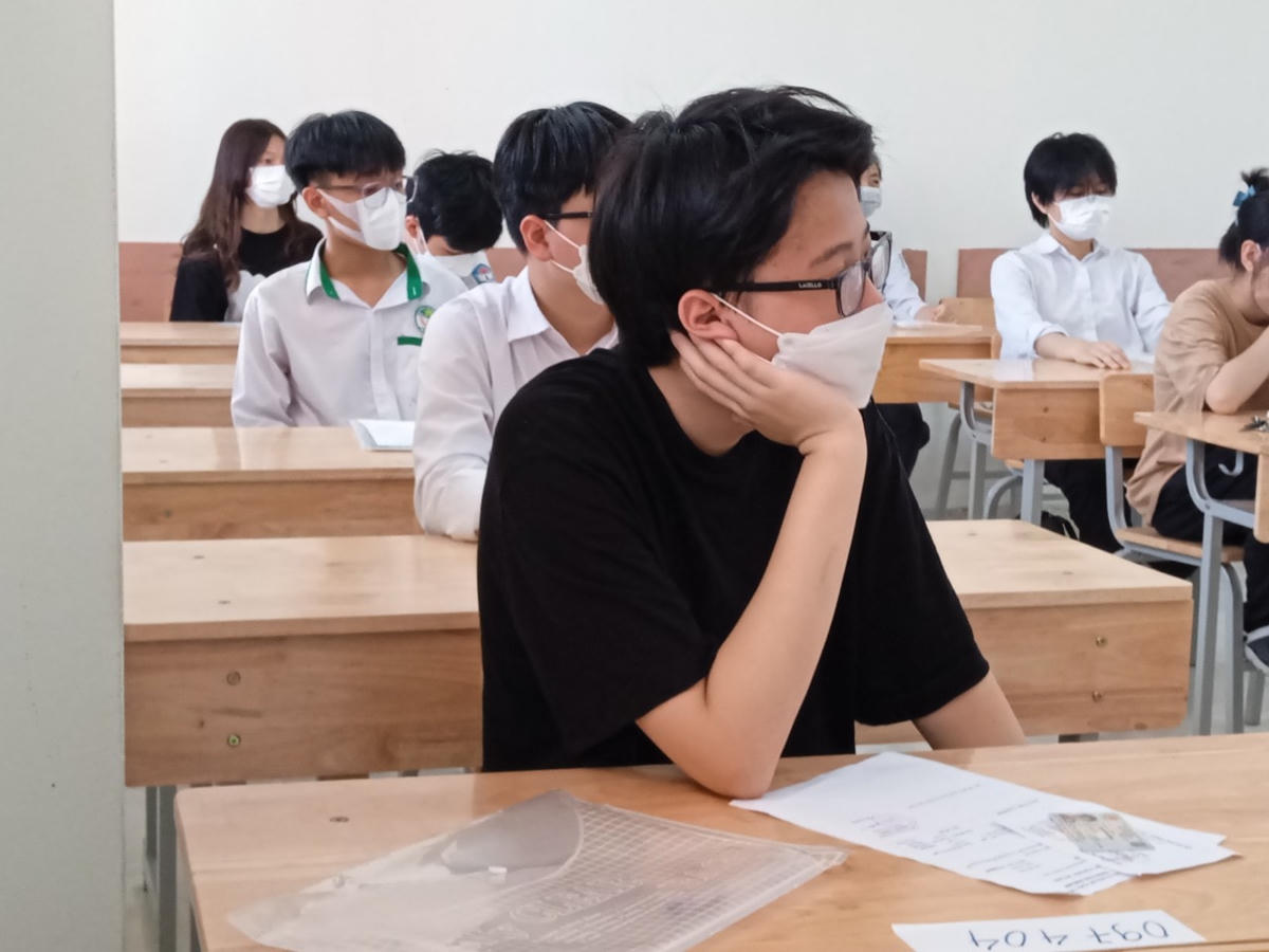 Thí sinh chờ phát đề thi.