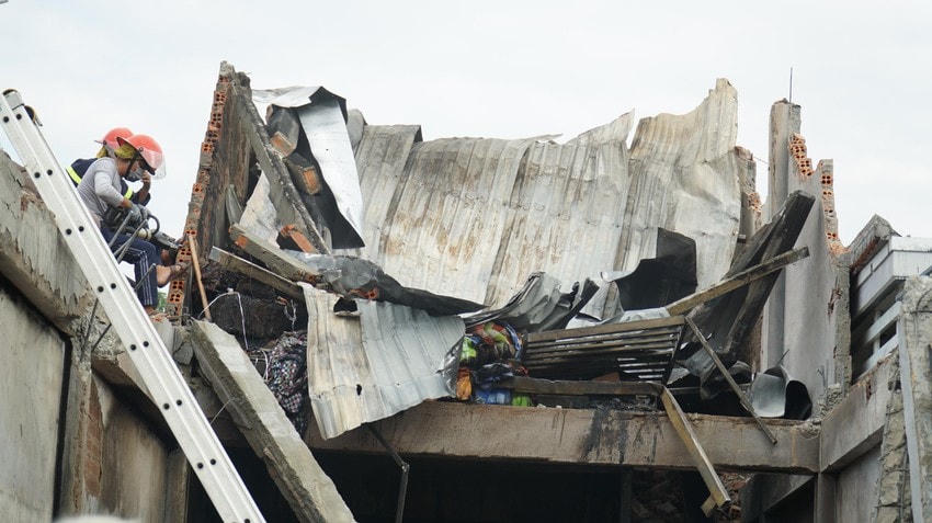 Cảnh sát PCCC cắt các cột có nguy cơ sụp đổ để vào hiện trường tìm kiếm nạn nhân. Ảnh: HH.