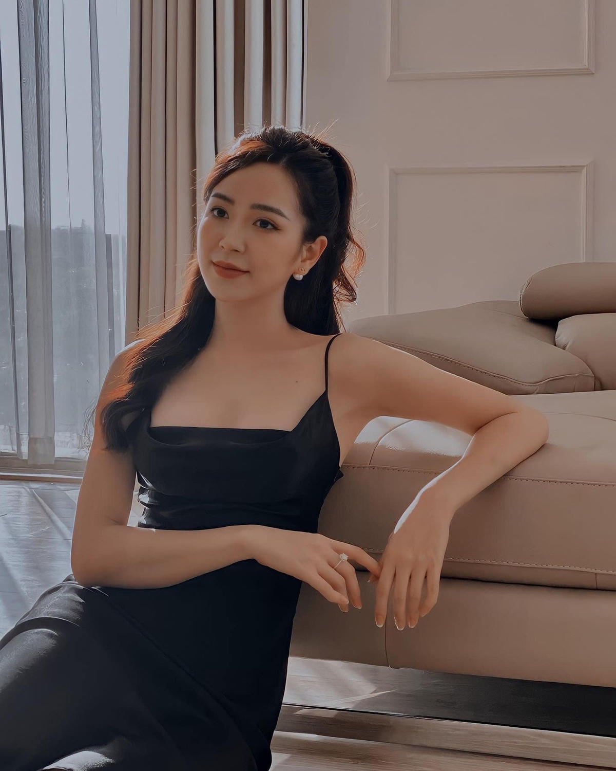 Sở hữu vóc dáng chuẩn nên Kim Oanh thường diện đồ cắt xẻ táo bạo hoặc áo tắm khoe dáng. Nếu chỉ nhìn ảnh dưới đây, khán giả sẽ khó nhận ra Kim Oanh trên màn ảnh vì khác xa "một trời một vực".