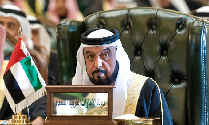 Tổng thống UAE Khalifa bin Zayed Al Nahyan dự một cuộc họp ở Kuwait City, Kuwait tháng 12/2009. Ảnh: Reuters. 