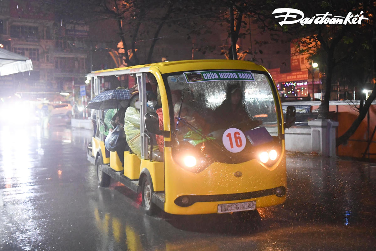Cùng với đó, Ban tổ chức triển khai hệ thống xe điện với hơn 50 phương tiện phục vụ nhu cầu tham quan, vãn cảnh của người dân.