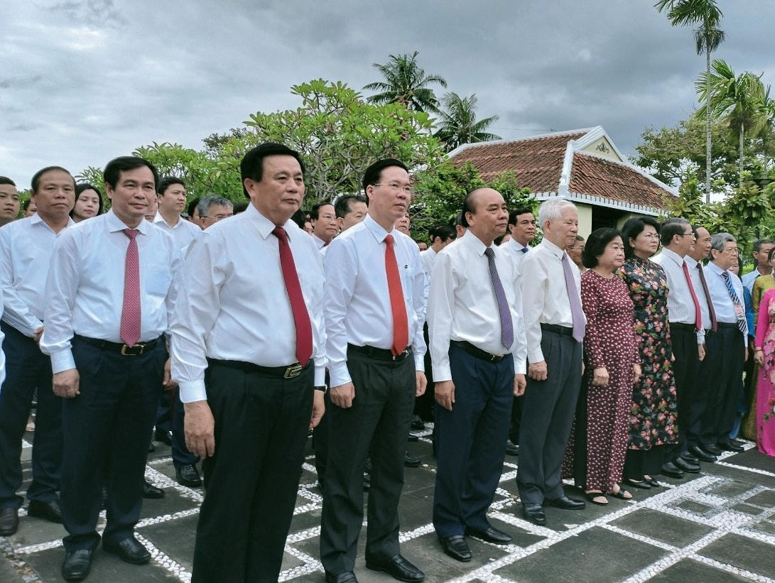 Đoàn lãnh đạo Trung ương tại Khu lưu niệm đồng chí Võ Chí Công.