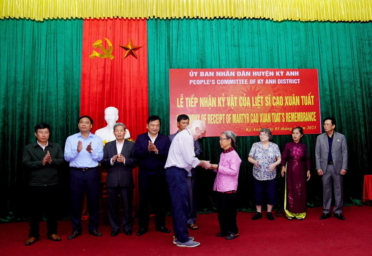 Trao cuốn nhật ký cho bà Cao Thị Nồng (chị gái liệt sĩ Cao Xuân Tuất), ông Peter Mathews bày tỏ: Tôi cảm thấy nhẹ lòng vì đã thực hiện được sứ mệnh của mình.