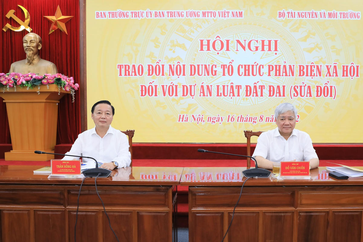 Bí thư Trung ương Đảng, Chủ tịch UBTƯ MTTQ Việt Nam Đỗ Văn Chiến và Ủy viên Trung ương Đảng, Bộ trưởng Bộ Tài nguyên và Môi trường Trần Hồng Hà chủ trì Hội nghị.