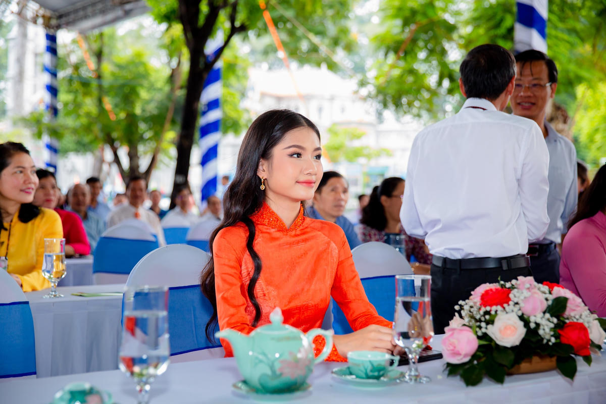 Hoa hậu Thanh Hà gây chú ý khi đảm nhận vai trò khách mời tại Lễ phát động xây dựng đô thị văn minh diễn ra tại TP HCM. 