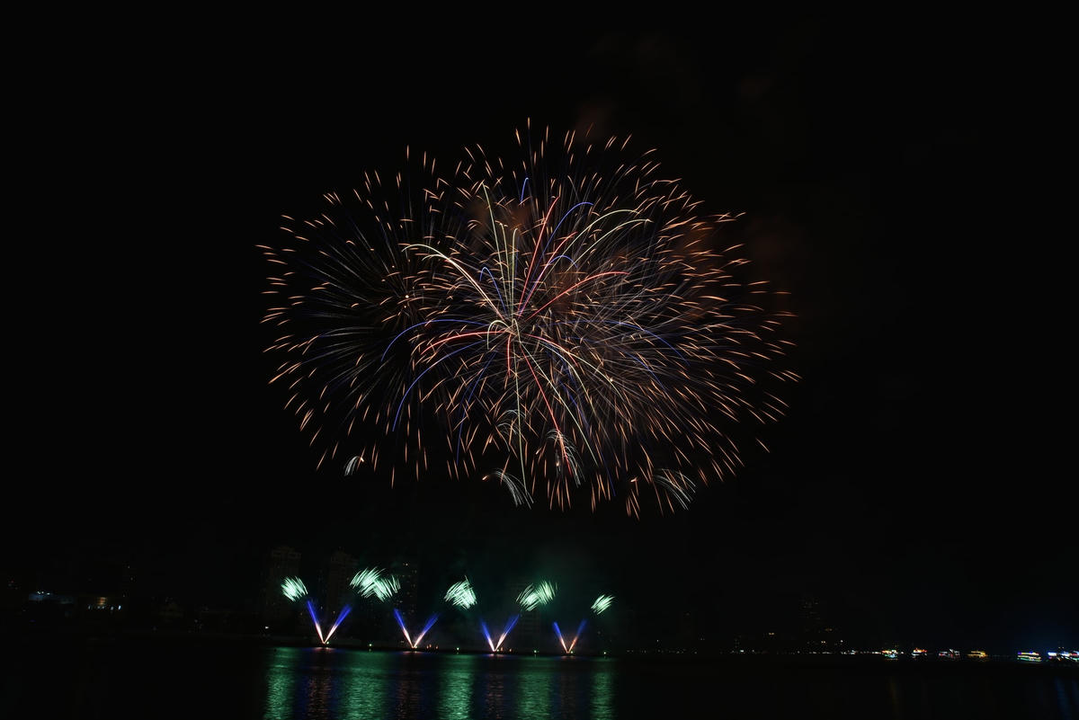 Sông Hàn Đà Nẵng lung linh, rực rỡ sắc màu 'Thế giới không khoảng cách'