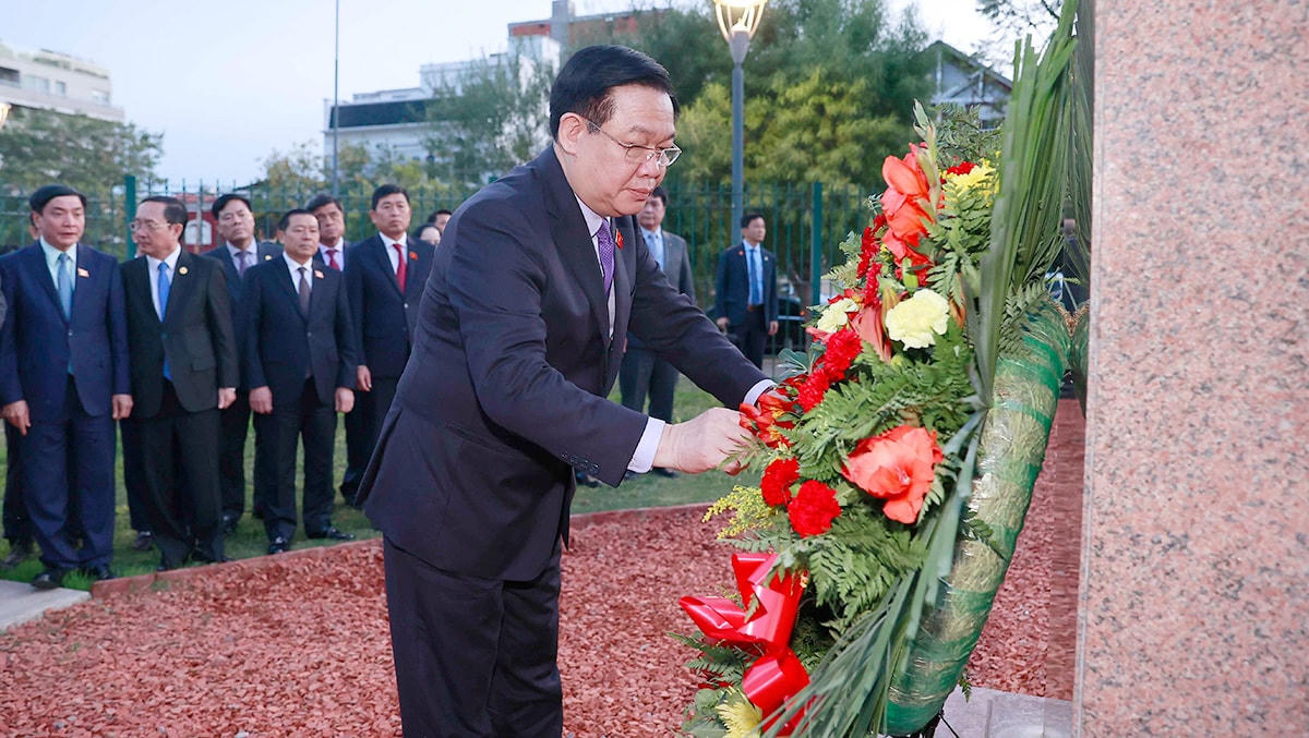 Chủ tịch Quốc hội Vương Đình Huệ đặt vòng hoa tại Tượng đài Chủ tịch Hồ Chí Minh tại thủ đô Buenos Aires.
