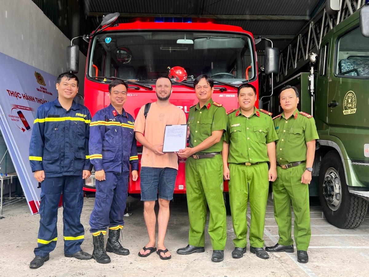 Kamaldinov Pamin và những người dũng cảm đu dây cứu mình. Ảnh: Cảnh sát PCCC&CNCH.