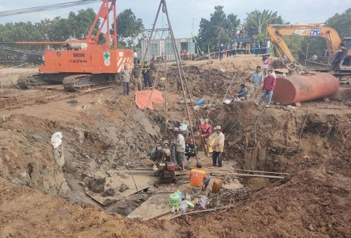 Nhiều phương tiện, lực lượng cứu hộ cùng tham gia giải cứu cháu bé. Ảnh: Công An Nhân Dân.