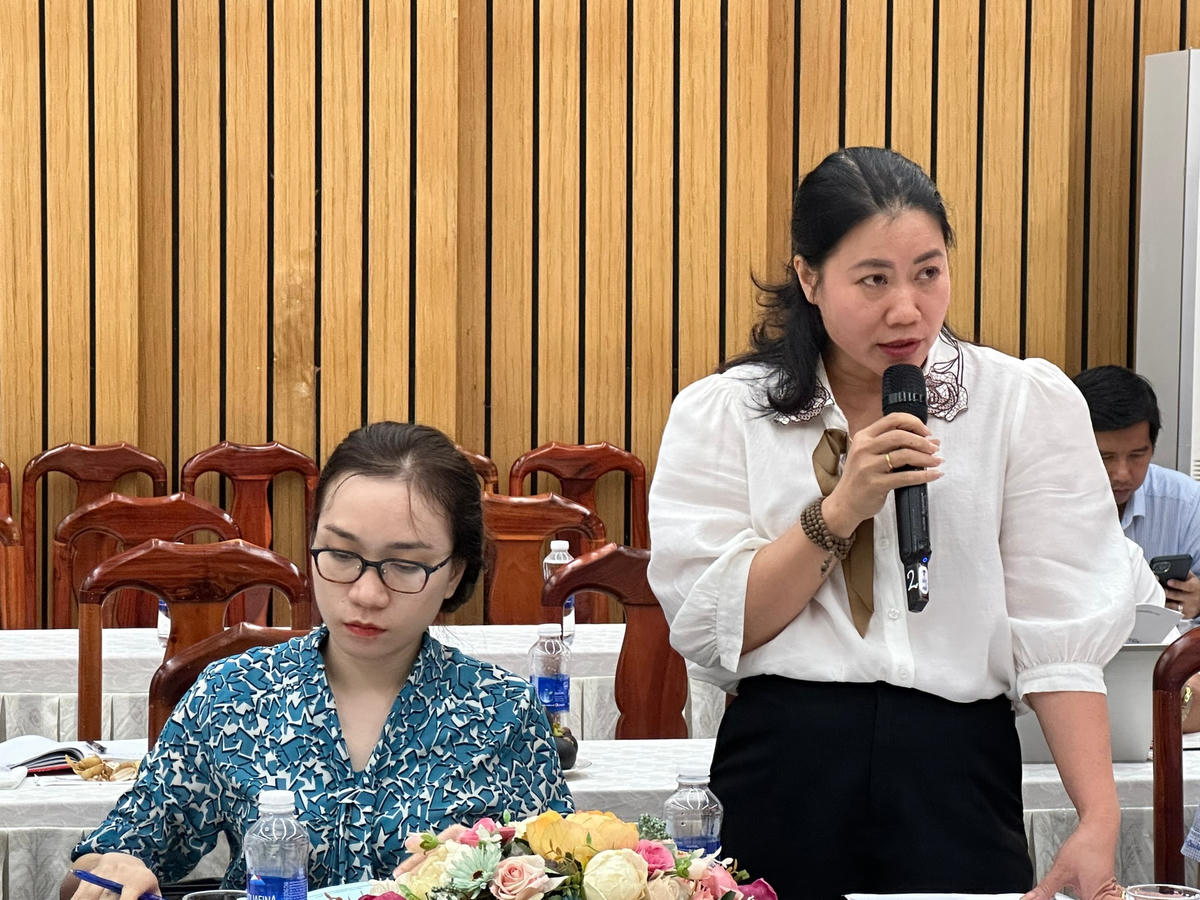 Thành viên đoàn giám sát trao đổi, đề nghị làm rõ thêm vấn đề thiết chế xã hội, hạ tầng chưa hoàn thiện tại khu tái định cư. Ảnh: Mạnh Thìn.