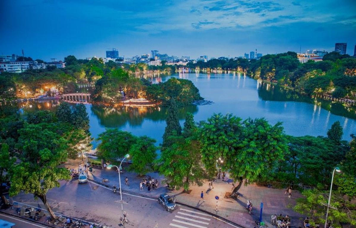 Hồ Hoàn Kiếm đẹp lung linh trong đêm. Ảnh: Trọng Đạt/TTXVN.