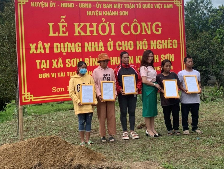 Bà Huỳnh Thị Phượng, Phó Chủ tịch Ủy ban MTTQ Việt Nam tỉnh Khánh Hòa dự Lễ khởi công xây dựng nhà Đại đoàn kết cho các hộ nghèo tại huyện Khánh Sơn.