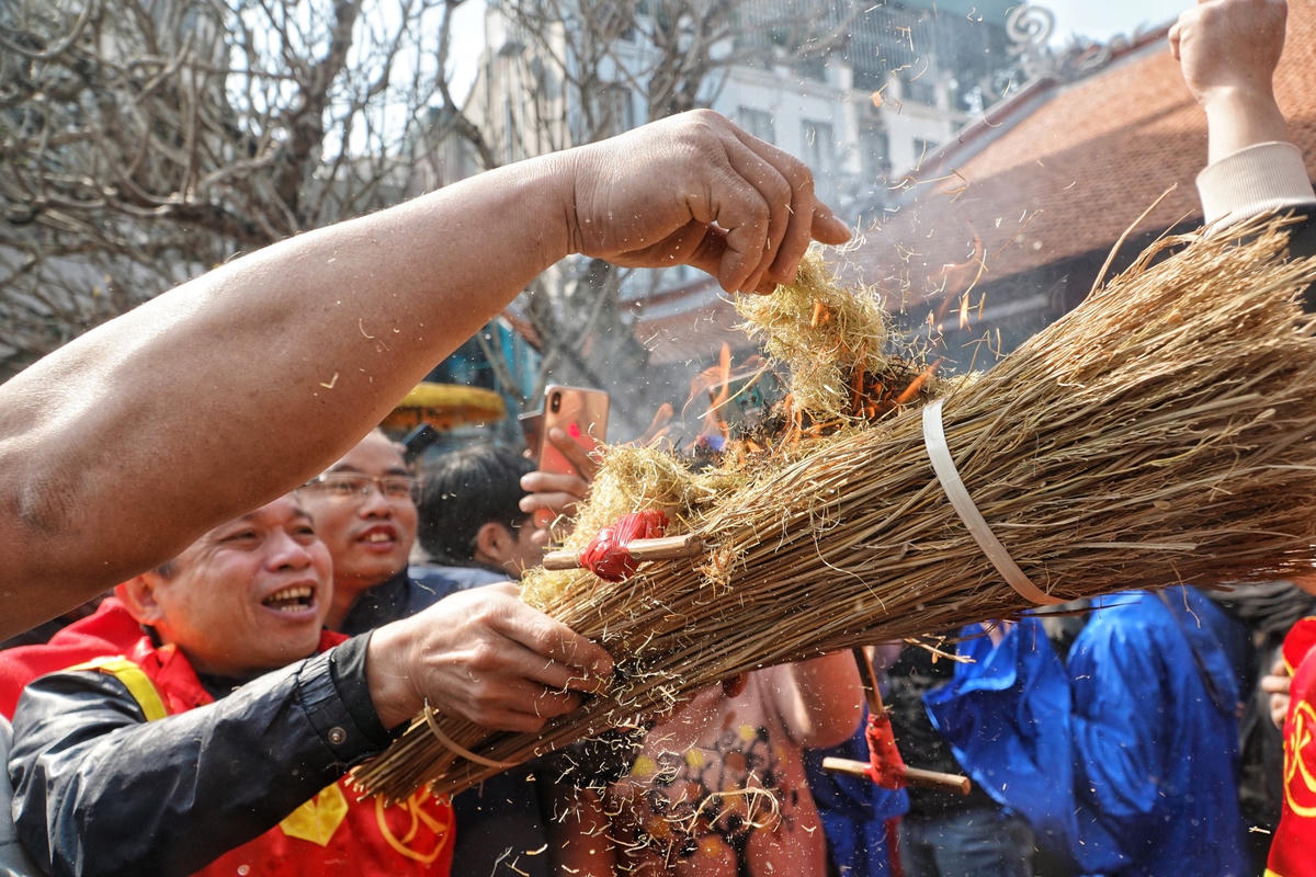 Hội thi vẫn giữ nguyên cách tạo lửa xưa bằng cách “kéo lửa”. Người ta lấy 2 thanh giang kẹp vào bùi nhùi, dùng 2 thanh tre ốp một mảnh trên và một mảnh dưới, giữ chắc 2 đầu rồi 2 người kéo cho cật giang cọ sát vào cật tre nhiều lần tạo ma sát. Khi nào thấy có khói lên thì dừng lại và thổi cho lửa bùng lên, dùng mồi lửa này để thổi cơm.Trong tiếng trống thùng thùng cổ vũ, khi các đội bắt đầu nhóm lửa thành công, cả sân đình Thị Cấm vang dội tiếng hò reo cổ vũ. Lúc ấy, việc nấu cơm sẽ bắt đầu.