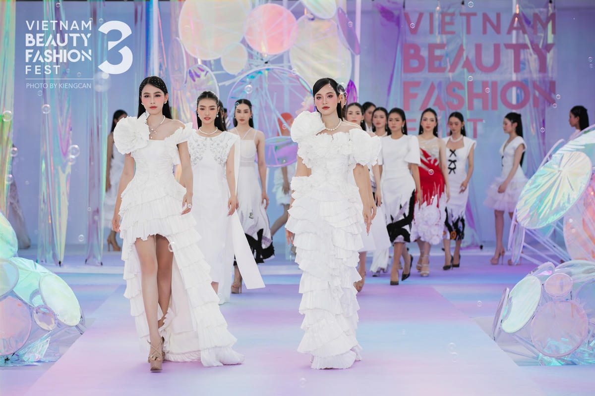 Á hậu Trịnh Thùy Linh (phải), Ngọc Hằng dẫn đầu, thể hiện bộ sưu tập lấy cảm hứng từ hình ảnh đám mây của Hà Duy. Hơn 30 trang phục tông màu trắng chủ đạo, sử dụng kỹ thuật cắt dập 3D kết hợp dập ly.