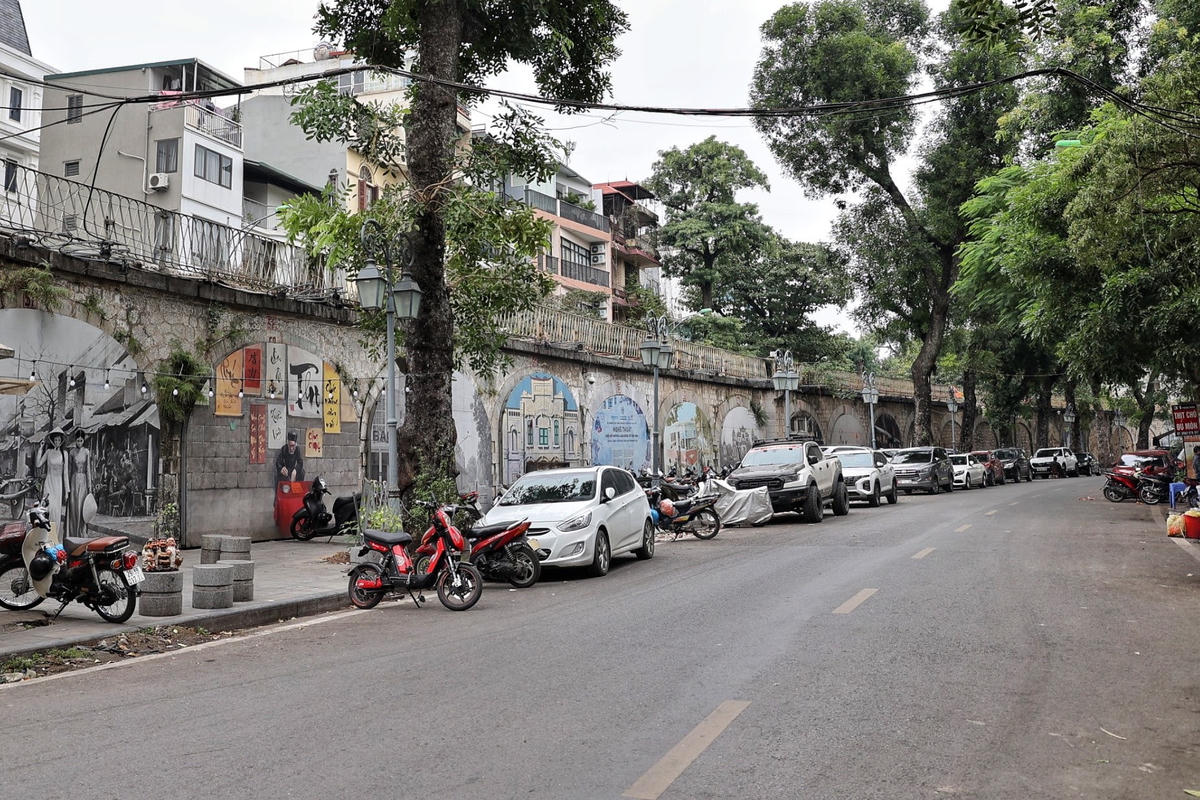 Tuyến phố bích họa Phùng Hưng không chỉ cần tu bổ sửa chữa các bức tranh nghệ thuật mà cơ quan chức năng cần xử lý nghiêm việc lấn chiếm vỉa hè gây mất mỹ quan đô thị, bức xúc trong nhân dân.