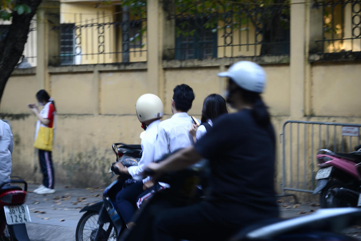 Không chỉ thiếu mũ bảo hiểm, nhiều em học sinh còn chở 3.