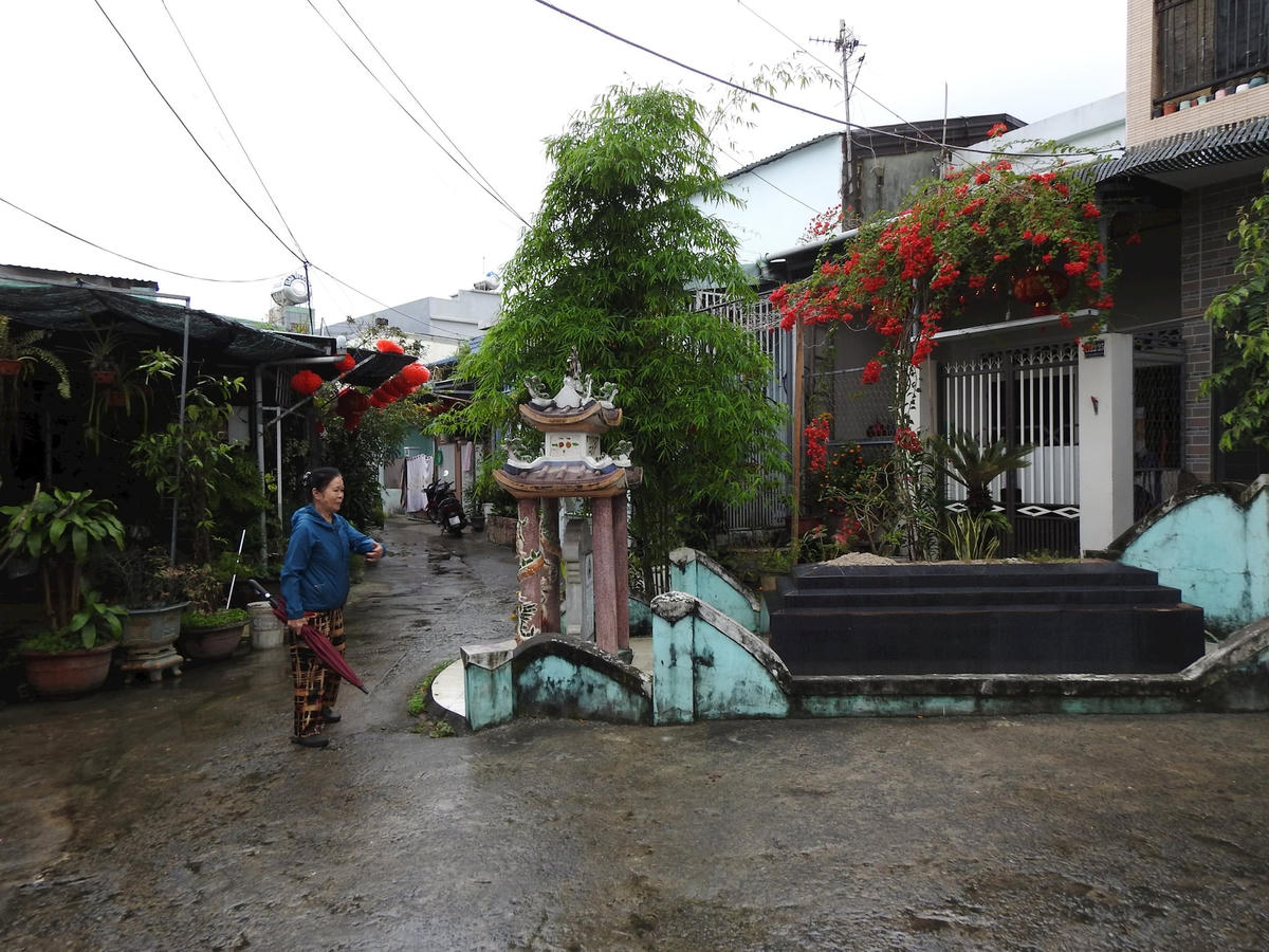 ba-lien-giua-duong0661.jpg