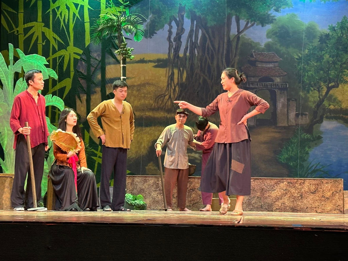 Vở diễn "Tinh thần thể dục" được chuyển thể từ truyện ngắn cùng tên của nhà văn Nguyễn Công Hoan của Nhà hát Kịch Hà Nội.