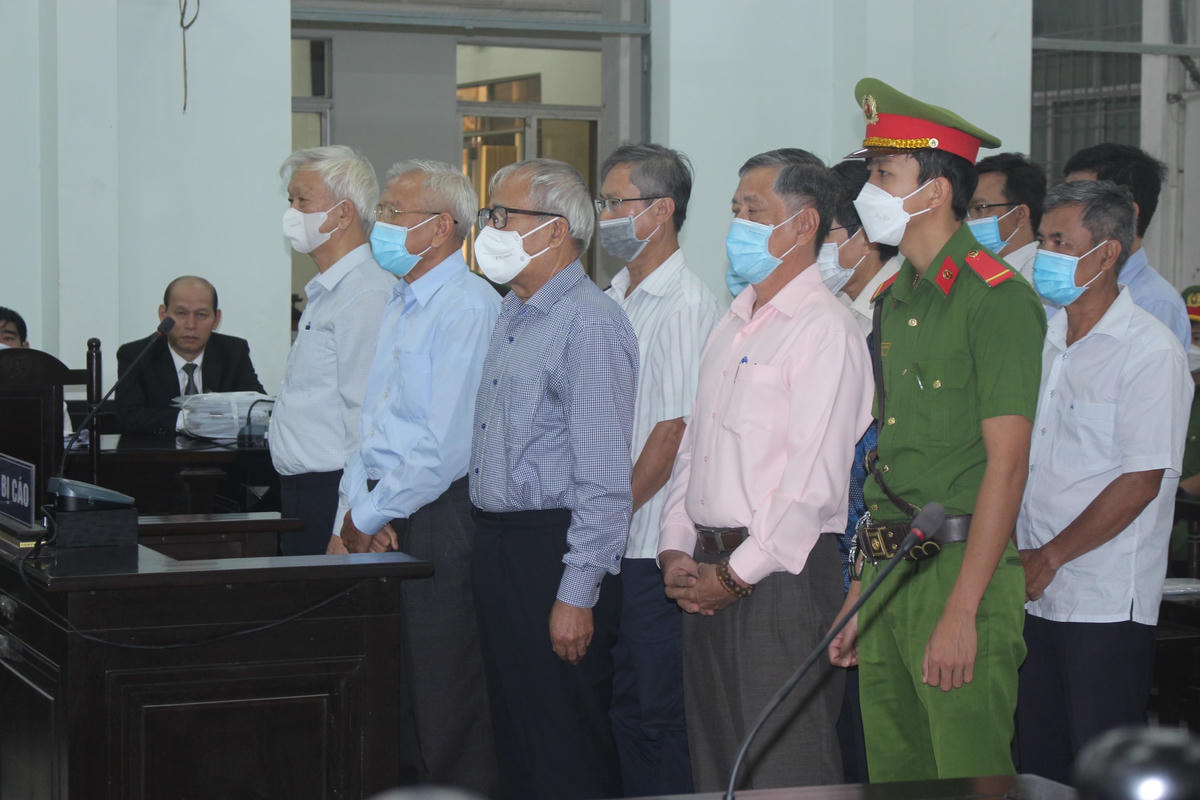 Ông Nguyễn Chiến Thắng và một số lãnh đạo tỉnh Khánh Hòa tại tòa.