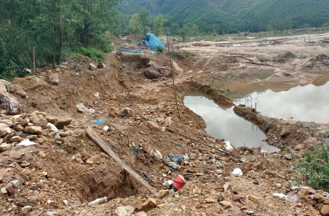 Nhiều điểm khai thác vàng trái phép giờ đây không một bóng người.
