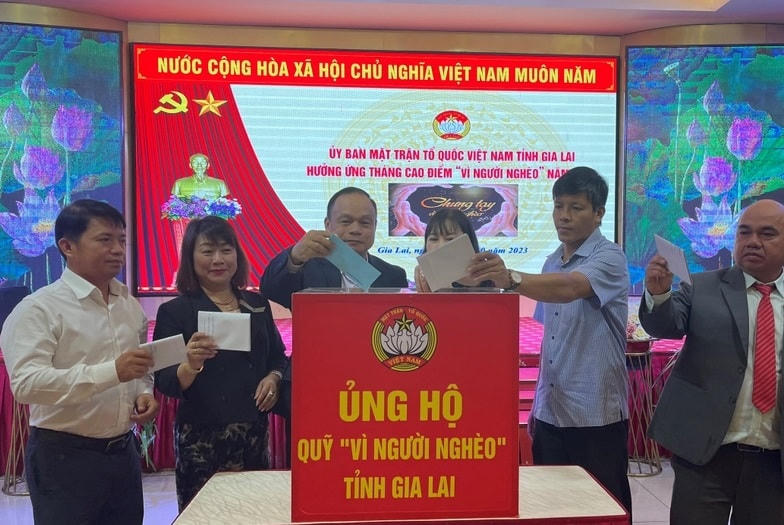Ủng hộ Quỹ "Vì người nghèo" năm 2023.