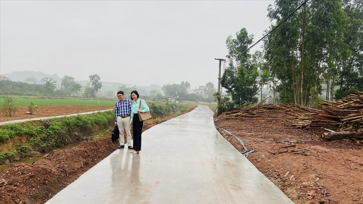 Đường giao thông thôn Khuân Giàn (đầu tư bằng vốn Chương trình MTQG) vừa khánh thành, đưa vào sử dụng.