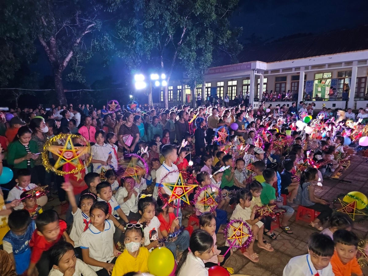 Chương trình "Vầng trăng yêu thương" đã kêu gọi được hơn 600 triệu đồng để mang trung thu đến với 1.000 trẻ em tại huyện miền núi Con Cuông.