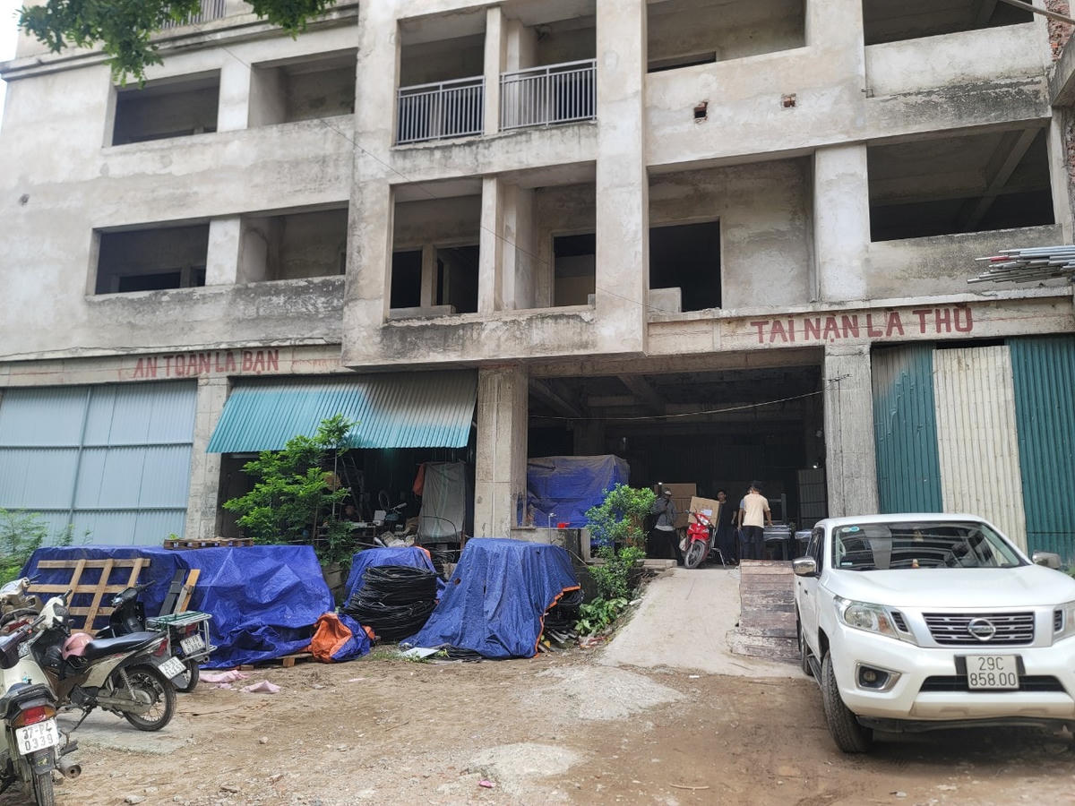Biển công ty do Sở Kế hoạch và Đầu tư Hà Nội cấp được treo ngay trong khu nhà ở sinh viên xây dở,bỏ hoang.