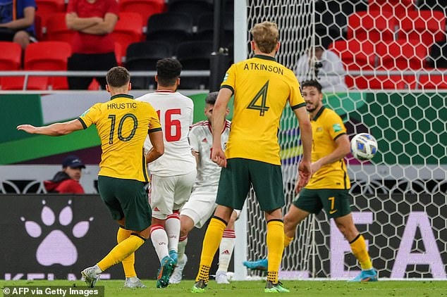 Hạ UAE, Australia tranh vé dự World Cup 2022 với Peru. Ảnh: Daily Mail.