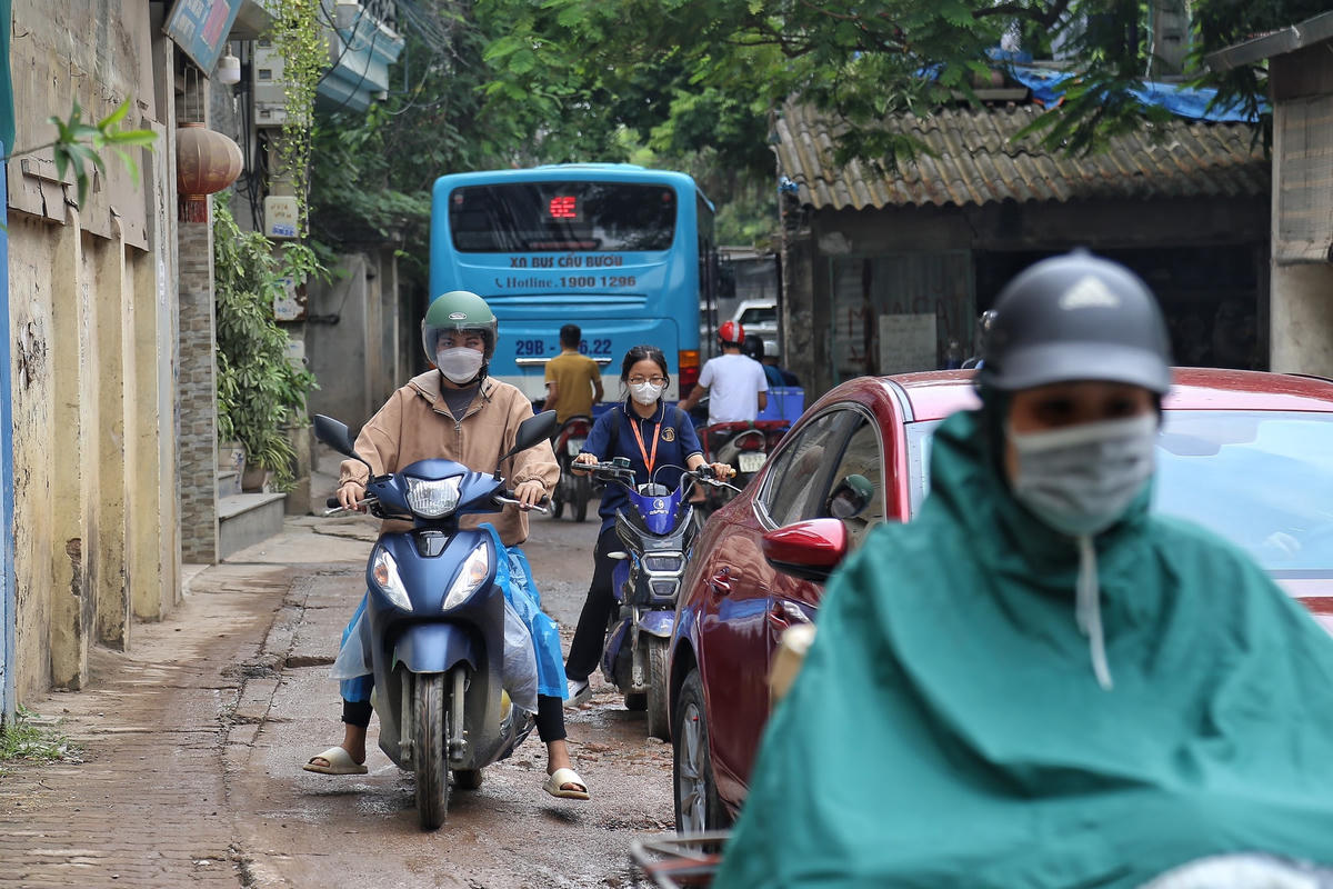 Tương tự, Ông Đàm Hồng Quang người dân xã Hữu Lê cho biết: “Mấy năm trở lại đây, hàng ngày tôi thường xuyên phải di chuyển trên tuyến đường này nhưng phải chạy rất chậm do đường hẹp, nhiều “ổ gà, ổ voi”, rất nguy hiểm.