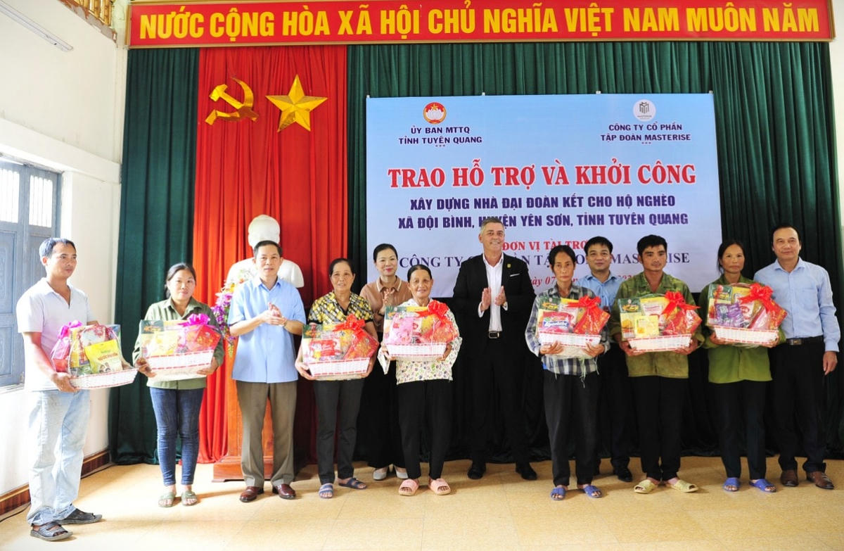 Phó Chủ tịch Trương Thị Ngọc Ánh cùng các đại biểu tặng quà các hộ nghèo được nhận hỗ trợ tại xã Đội Bình, huyện Yên Sơn, tỉnh Tuyên Quang.