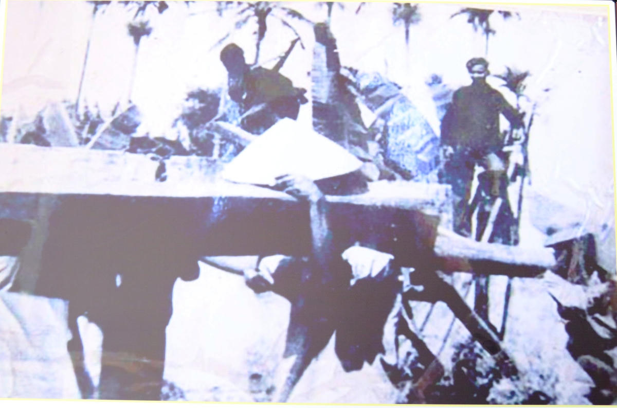 Hình ảnh người dân làng Hạ Lội tháo dỡ nóc nhà, lát đường cho xe qua vào đêm 13/8/1968.