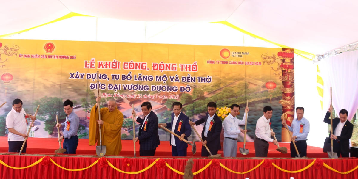 Đại biểu làm Lễ động thổ.