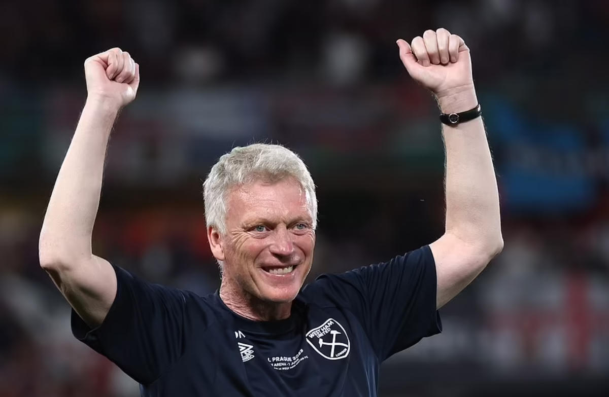 HLV David Moyes được cho là đang trên đường rời khỏi phía đông London nhưng ông đã cùng câu lạc bộ giành một chiếc cúp lịch sử. Ảnh: EPA.