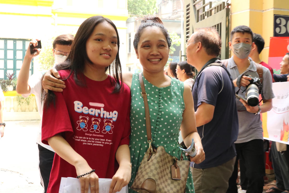 Thế nên, sau khi hoàn thành cả 3 môn thi của kỳ thi vào lớp 10 THPT công lập, thí sinh vui sướng còn phụ huynh như trút gánh nặng lớn.