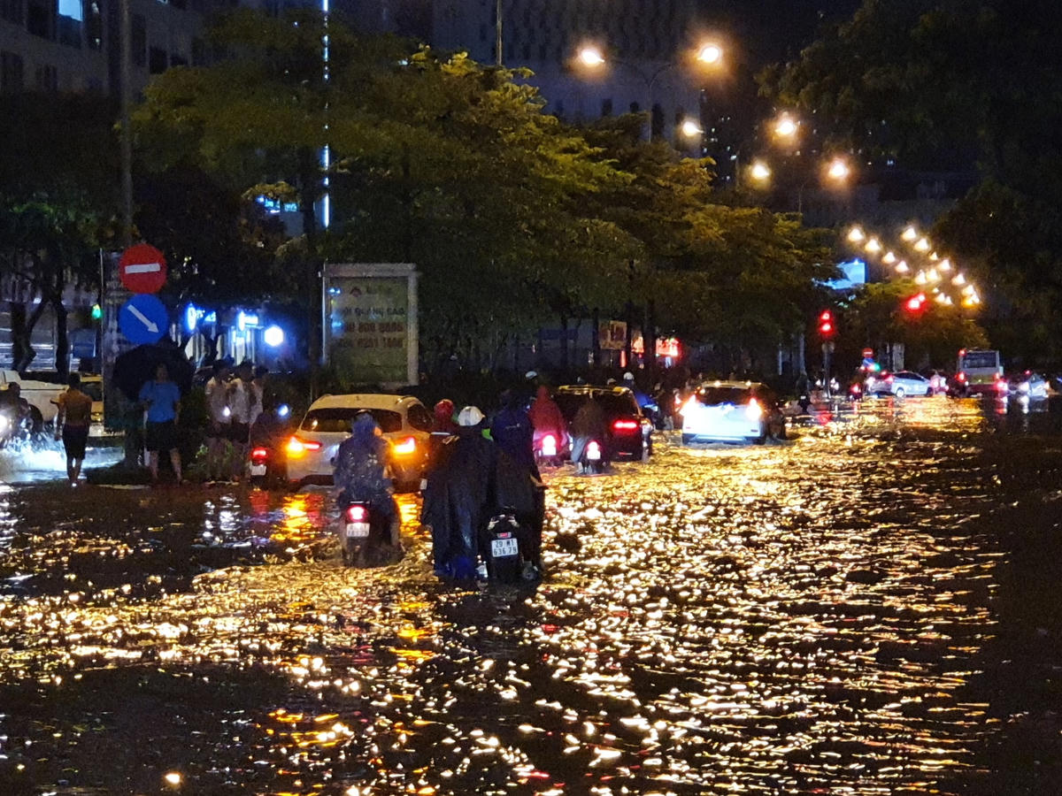 Trông con đường không khác gì sông...