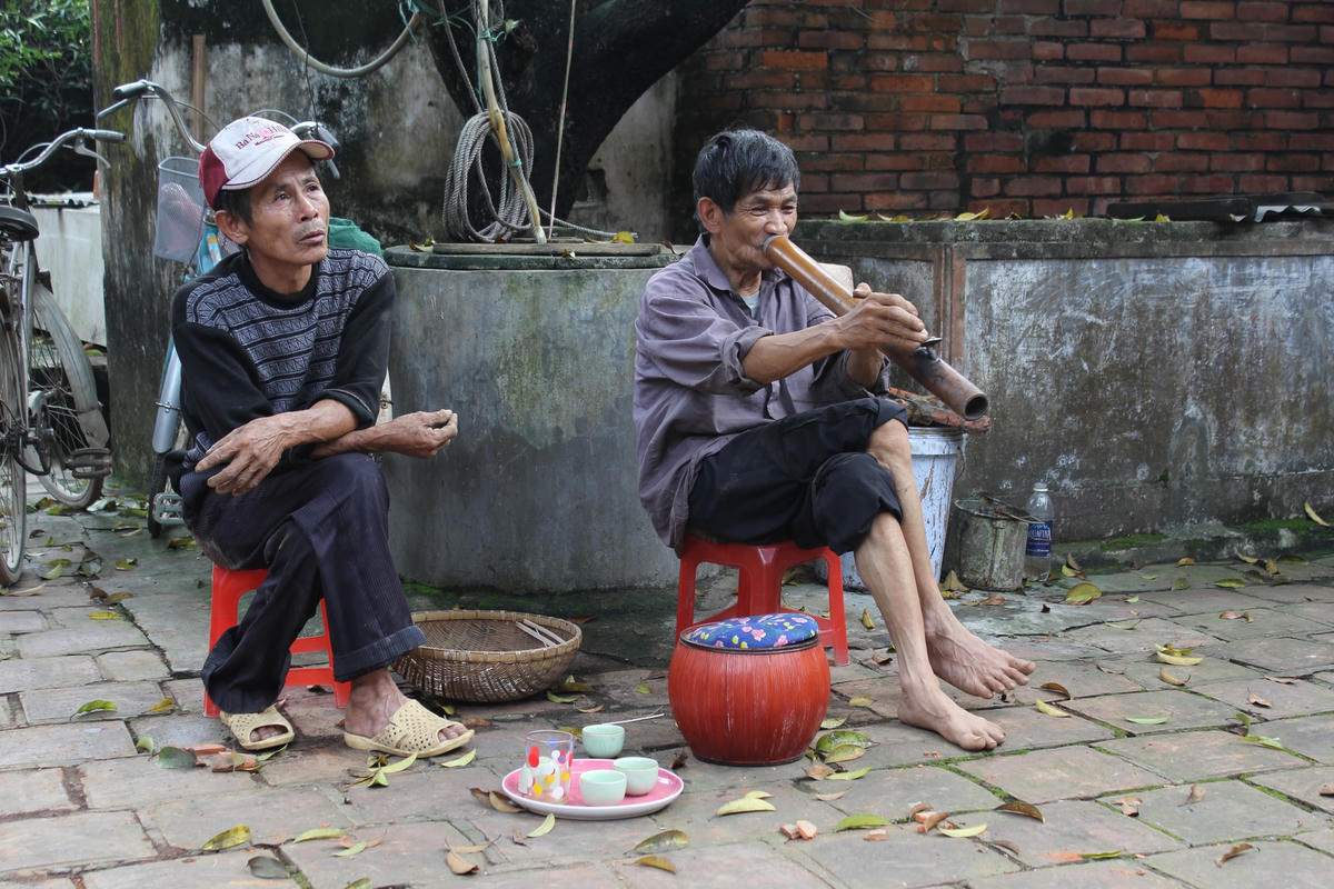 Phút nghỉ ngơi của người thợ lợp ngói.  