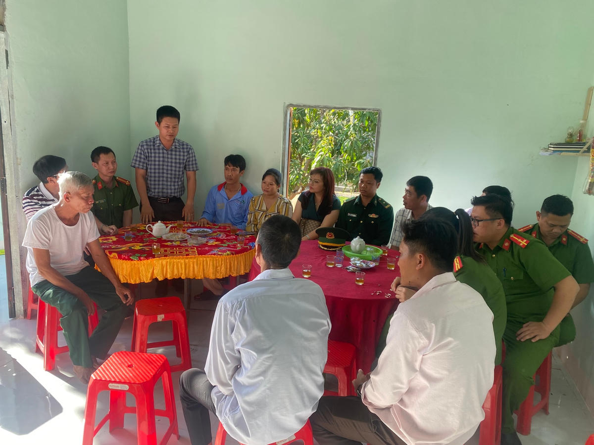 Ông Hoàng Ngọc Ân, Phó Bí thư Thường trực Đảng ủy xã Ia Lốp cảm ơn Báo Đại Đoàn Kết, Bộ Chỉ huy Bộ đội biên phòng Đắk Lắk...