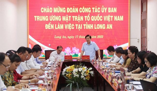 Phó Chủ tịch UBTƯ MTTQ Việt Nam Nguyễn Hữu Dũng khảo sát cơ chế, chính sách hỗ trợ tại tỉnh Long An.