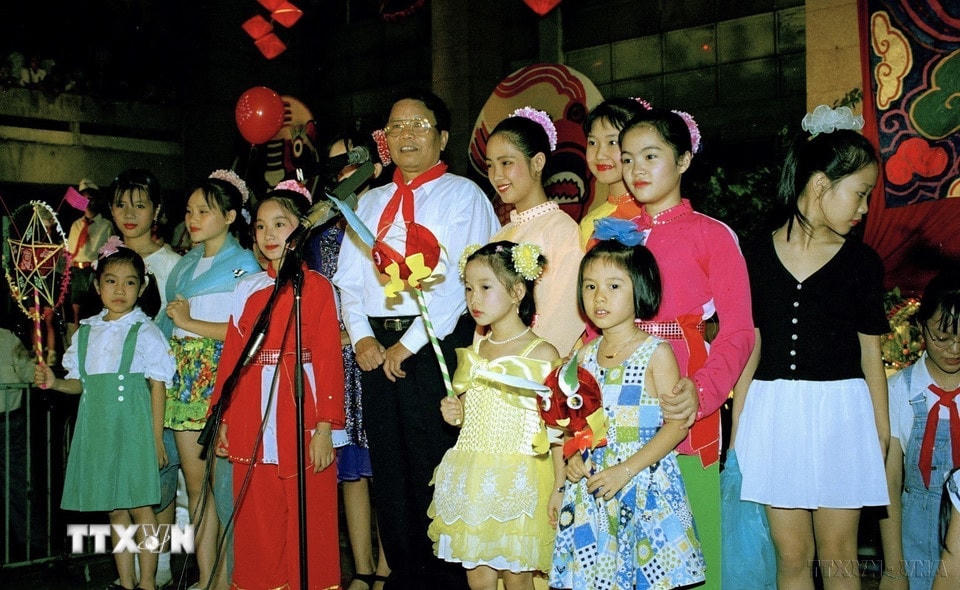 Chủ tịch nước Trần Đức Lương vui tết Trung thu với thiếu nhi Thủ đô (23/9/1999). (Ảnh: Đình Trân/TTXVN)