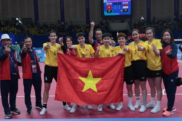 Đội tuyển Cầu mây và BHL trong niềm vui chiến thắng. Ảnh: Cục Thể dục Thể thao.