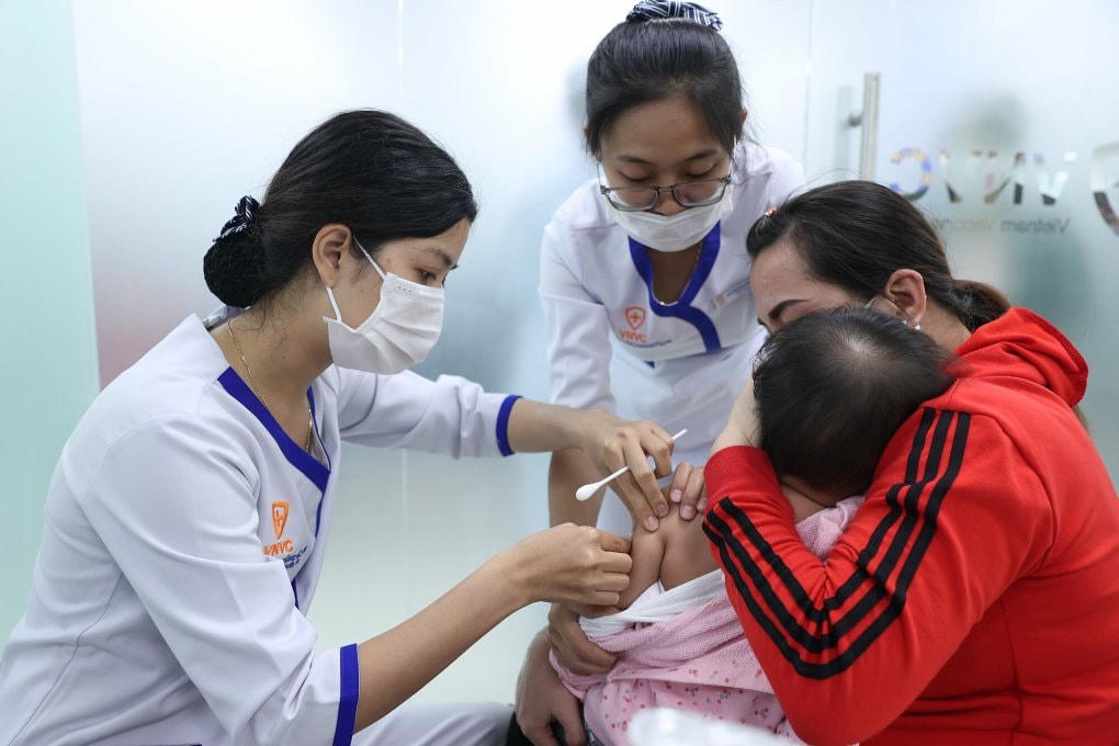Tiêm vaccine phòng cúm B.