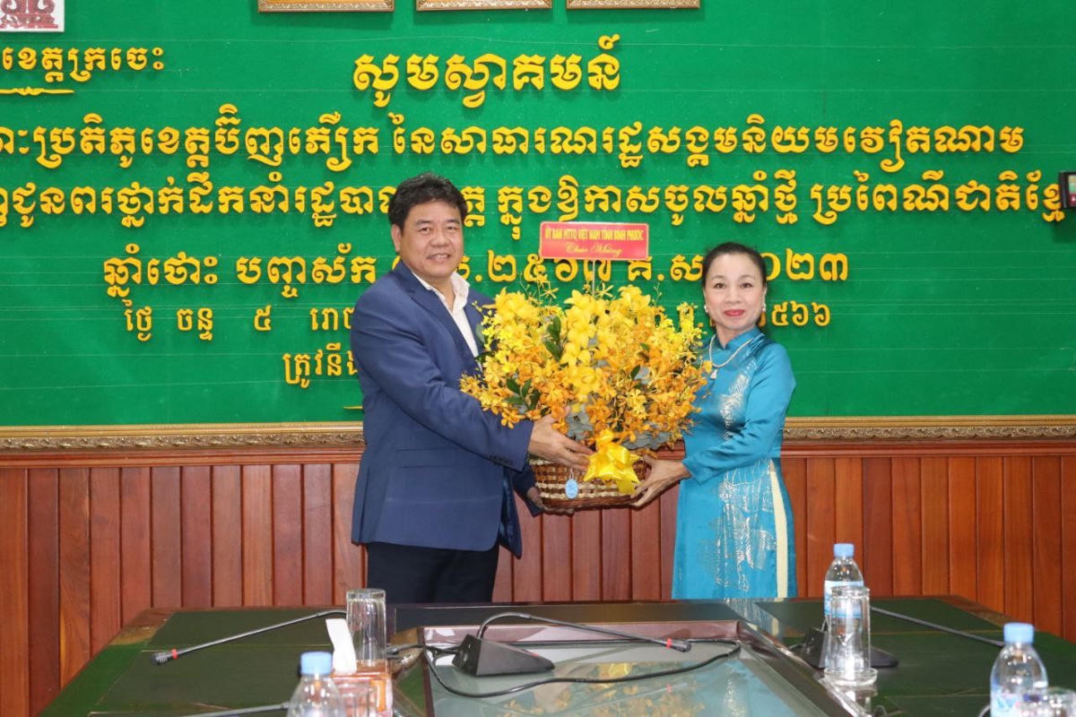 Bà Lê Thị Xuân Trang - Chủ tịch Uỷ ban MTTQ Việt Nam tỉnh Bình Phước tặng hoa chúc mừng Tết cổ truyền Chôl Chnăm Thmây  đến lãnh đạo Mặt trận Đoàn kết Phát triển Tổ quốc Campuchia tỉnh Kratie. 