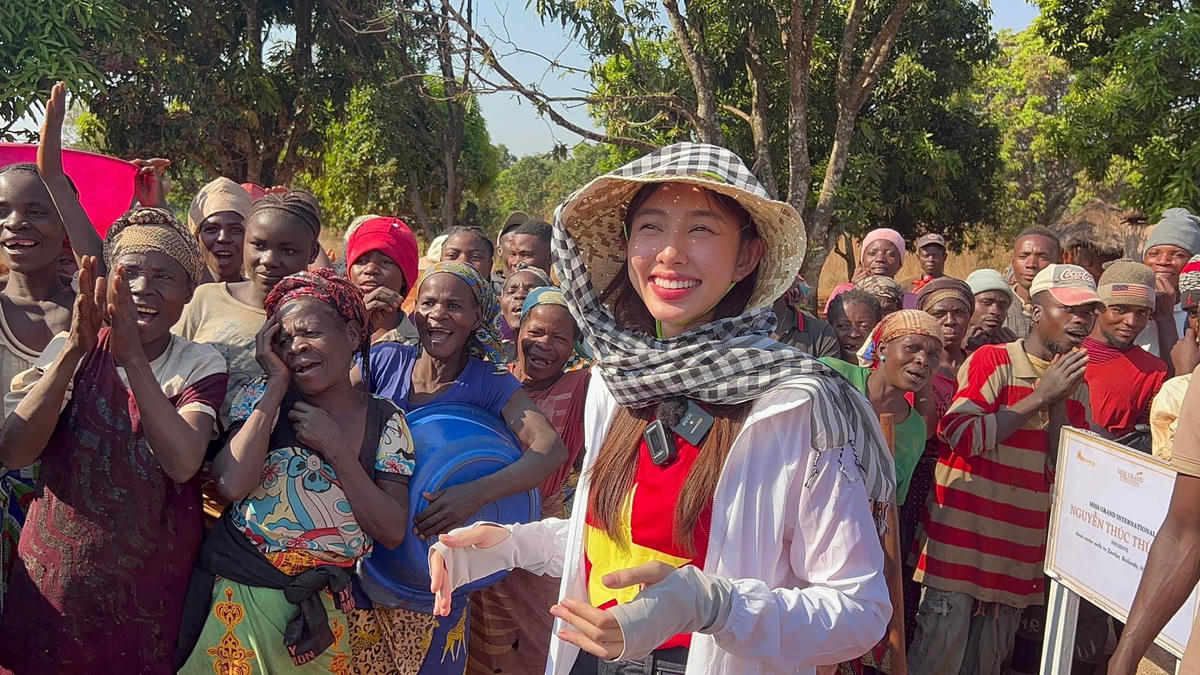 Ăn mặc giản dị nhưng nàng Hậu vẫn bùng nổ nhan sắc.