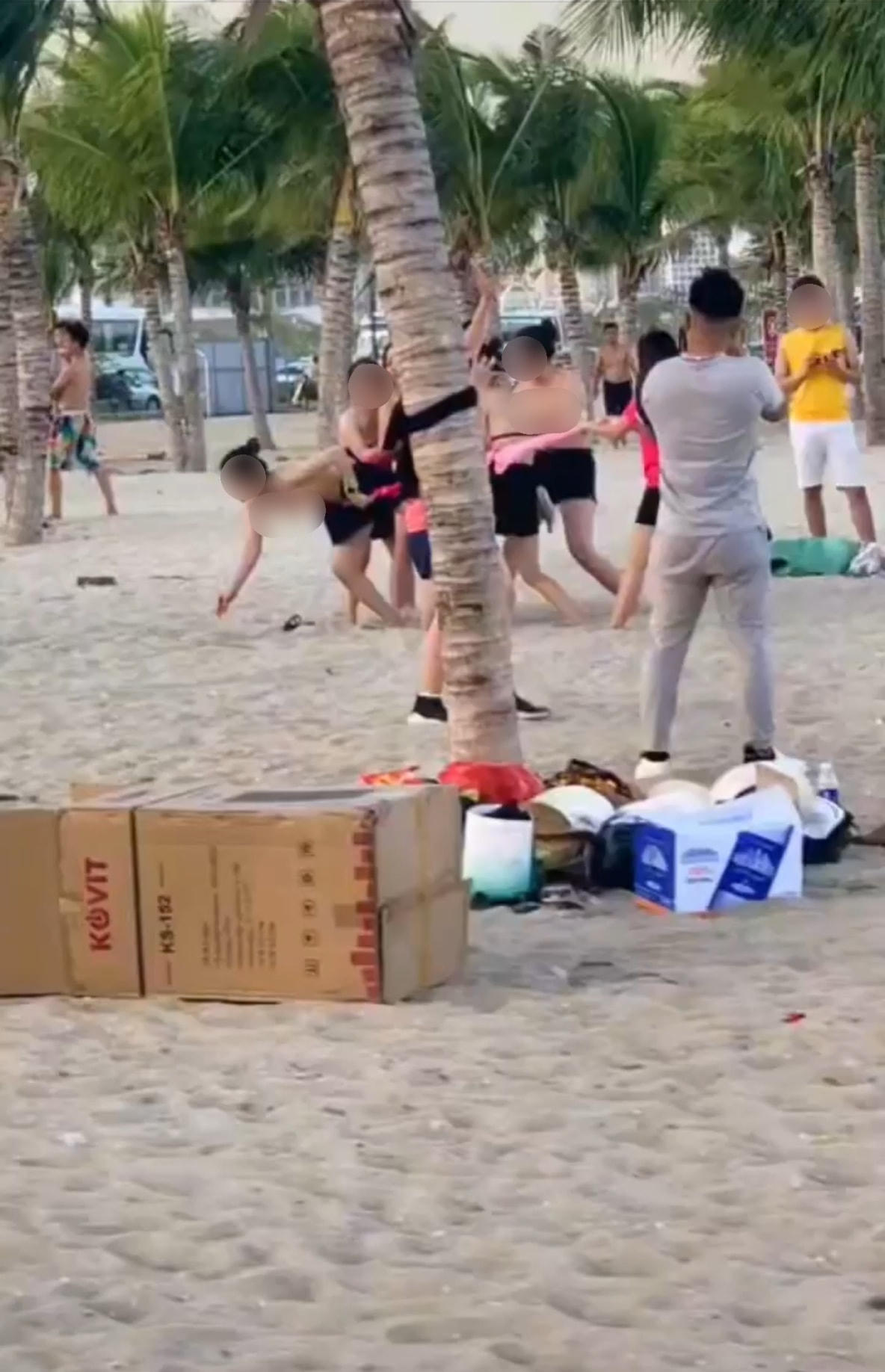 Ảnh cắt từ clip ghi lại cảnh một nhóm du khách đang chơi team building phản cảm, được cho là trên bãi biển ở Hạ Long (Quảng Ninh).Ảnh chụp từ clip.