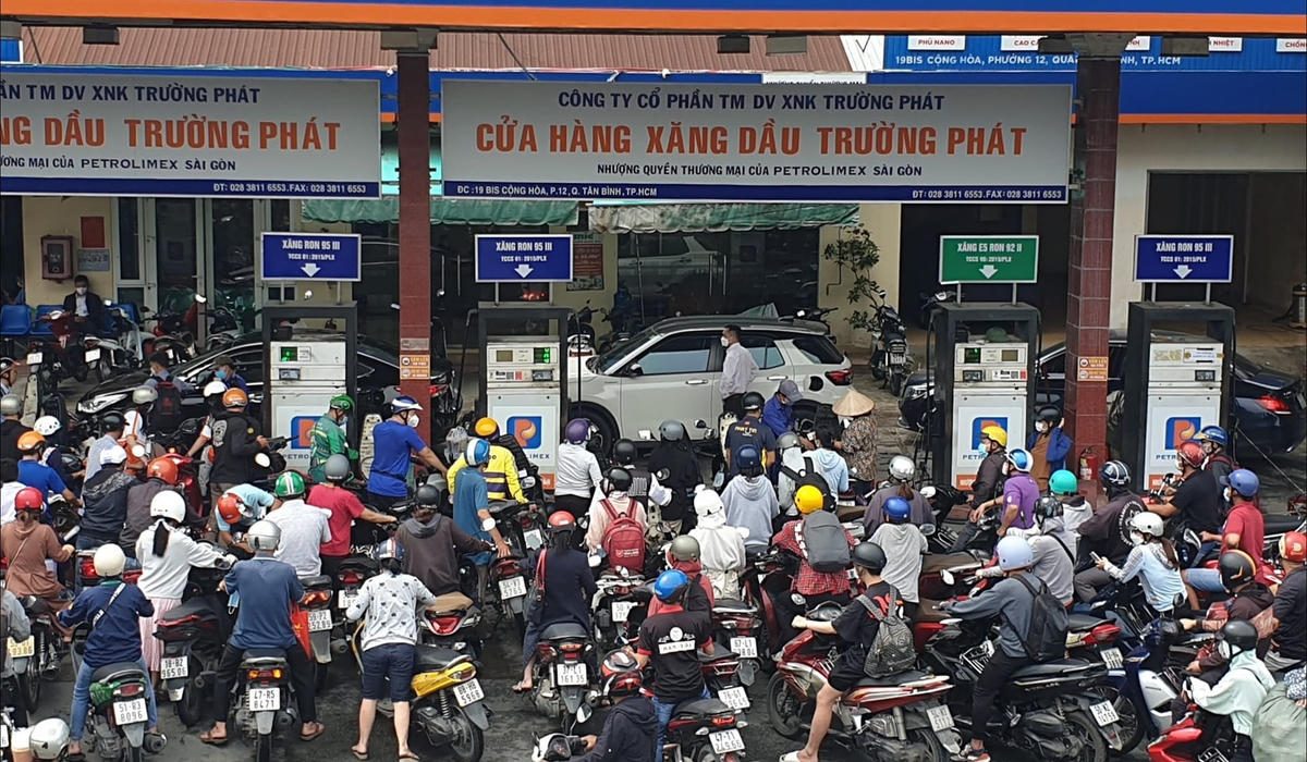 Người dân TP HCM tiếp tục chen lấn đợi mua xăng