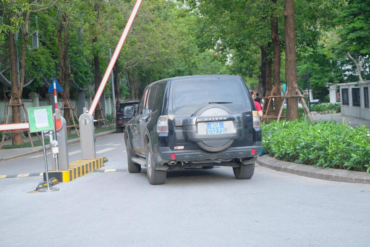 Khoảng 15 giờ 30 ngày 7/6, 2 xe ô tô biển xanh cùng lực lượng Công an, Viện kiểm sát nhân dân có mặt tại nhà riêng ông Chu Ngọc Anh - cựu Chủ tịch UBND TP Hà Nội tại đường Hàm Nghi, Phường Cầu Diễn, Nam Từ Liêm, Hà Nội.