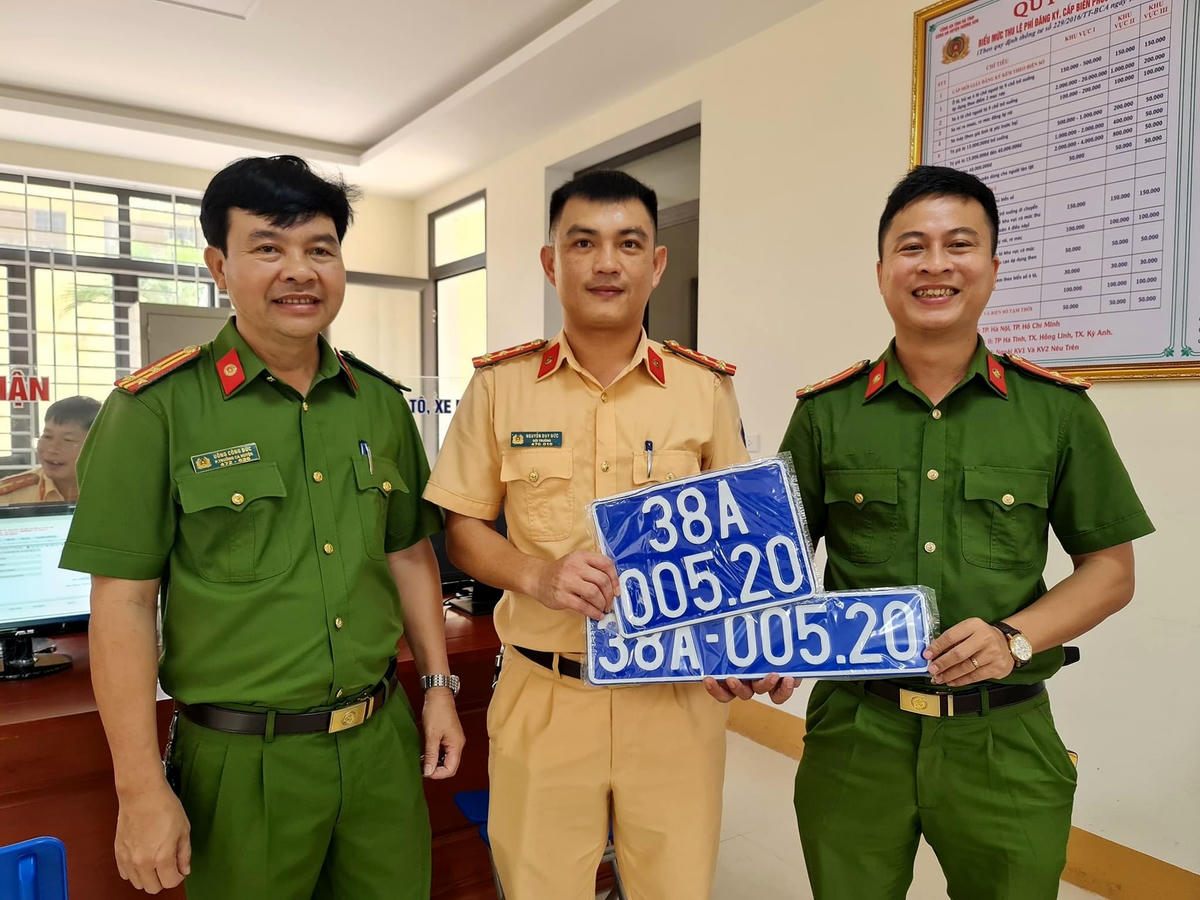 Công an huyện Hương Sơn đăng ký được 4 xe ô tô.