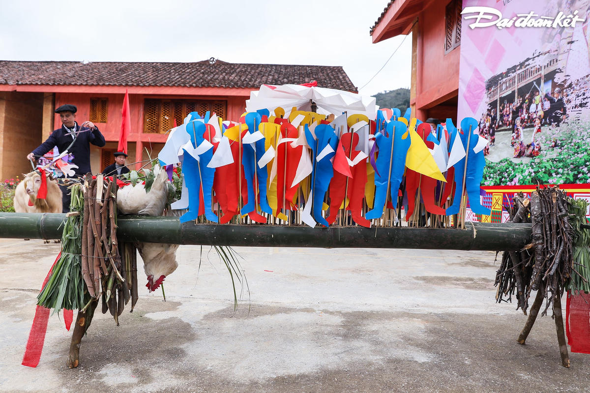 Đồ tế lễ phải có rượu ngô, 2 con dê, 1 con gà trống trắng, cỏ danh tép thành dây dài luồng những thanh kiếm gỗ phu xi cho dê cõng, 1 thanh kiếm sắt, 3 cành lao, 3 cành đào nhỏ, 3 cành mận nhỏ, 1 miếng vải đỏ buộc vào nhau, hạt ngô, 1 đôi sừng trâu, lấy 1 cây tre to dài tầm 3 m, đục ở bên trên miệng tre ở đoạn giữa của cây tre lấy đất đổ đầy lên miệng của cây tre rồi cắm hình nhân bằng giấy xanh, đỏ, tím, vàng...., cắm hương theo từng hàng dọc ở giữa cây tre, cây tre làm giả hình con ngựa.